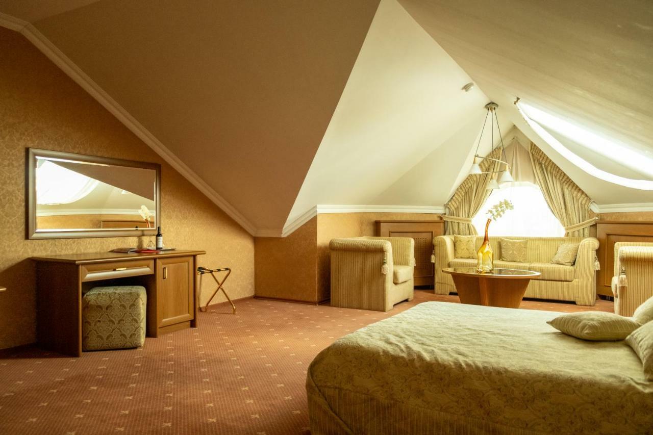 Diplomat Club Hotel キシナウ エクステリア 写真