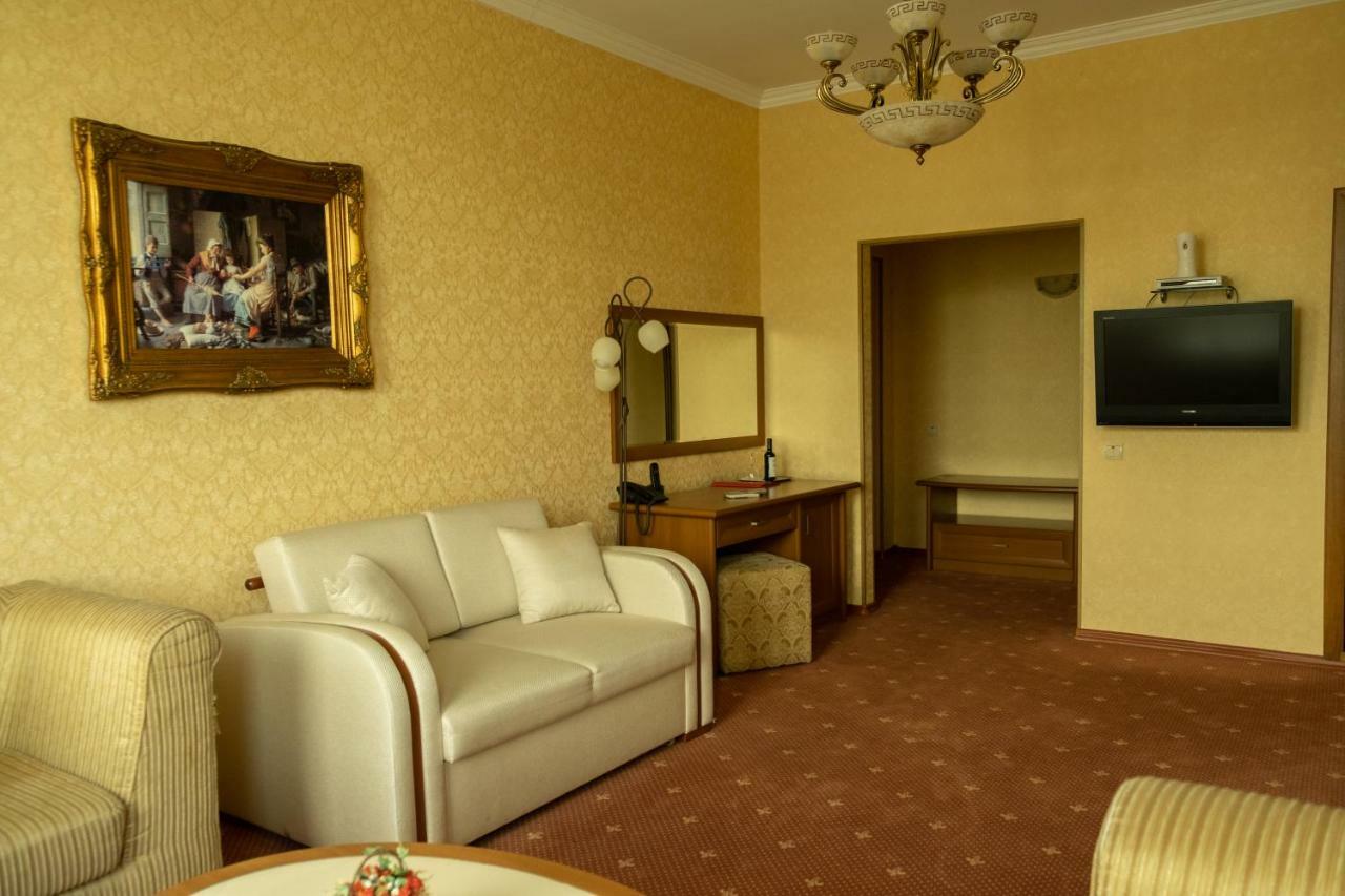 Diplomat Club Hotel キシナウ エクステリア 写真
