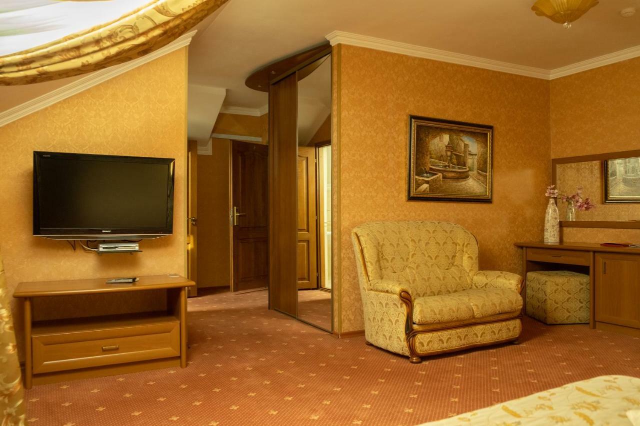 Diplomat Club Hotel キシナウ エクステリア 写真