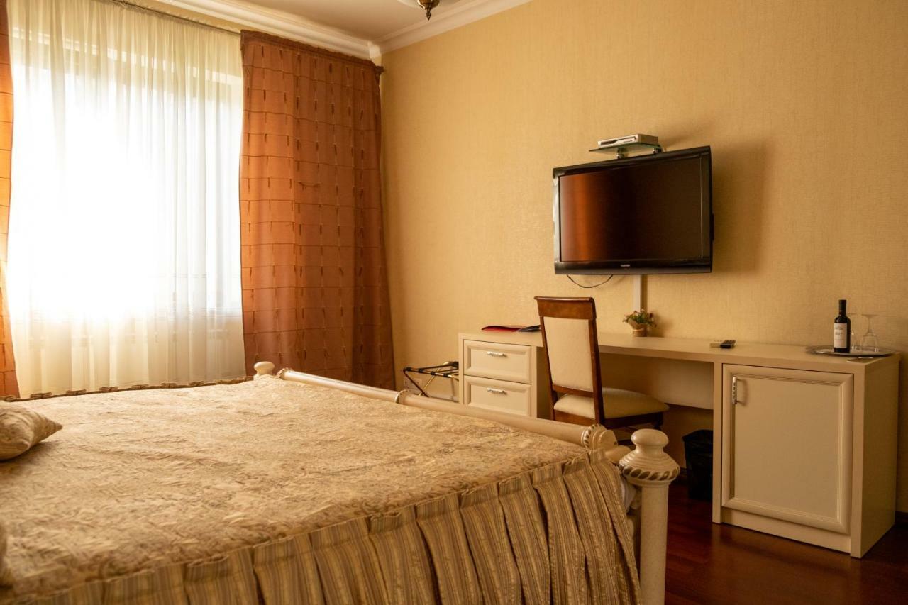 Diplomat Club Hotel キシナウ エクステリア 写真