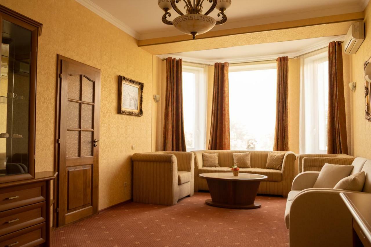 Diplomat Club Hotel キシナウ エクステリア 写真
