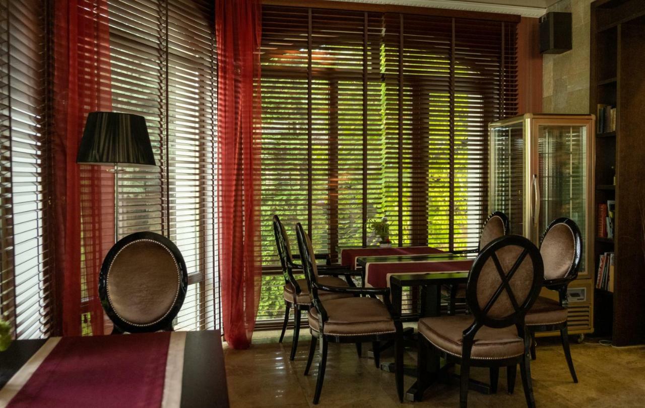 Diplomat Club Hotel キシナウ エクステリア 写真
