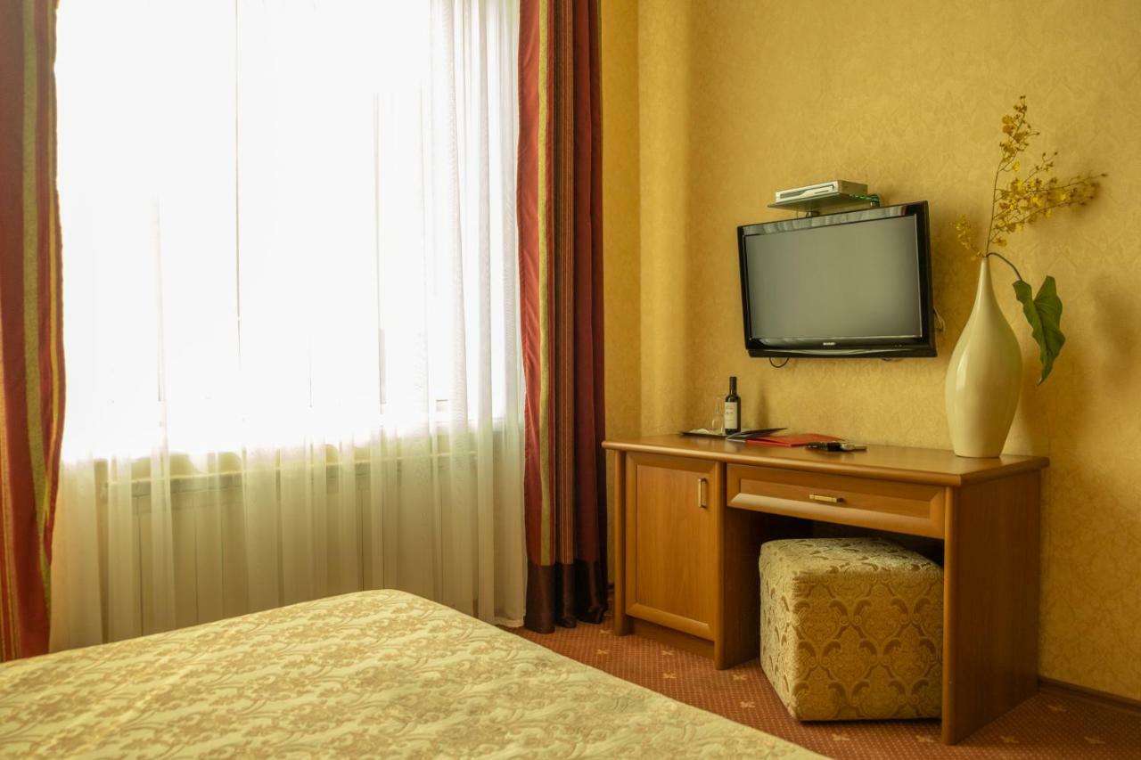 Diplomat Club Hotel キシナウ エクステリア 写真