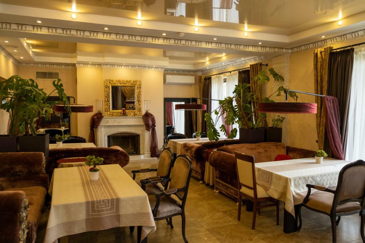 Diplomat Club Hotel キシナウ エクステリア 写真